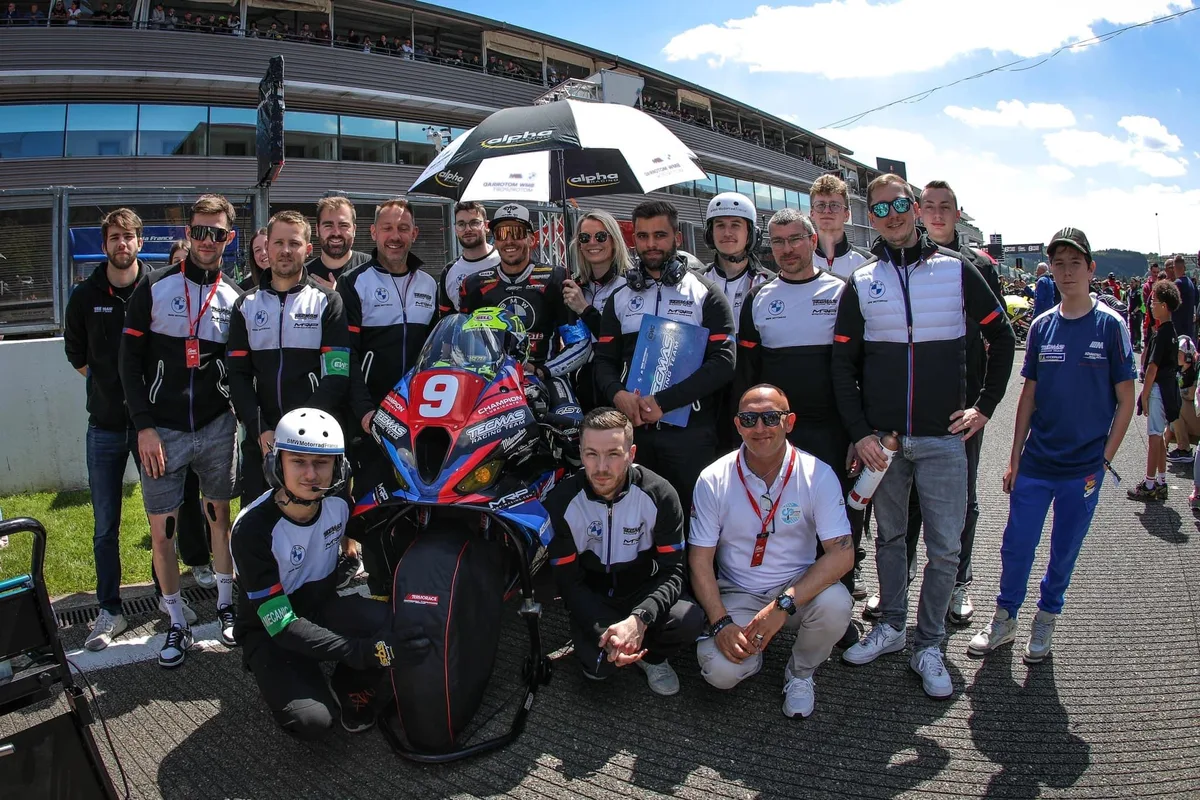Équipe technique BMW Motorrad au complet au Circuit Paul Ricard, accompagnée par Philippe Ciminera