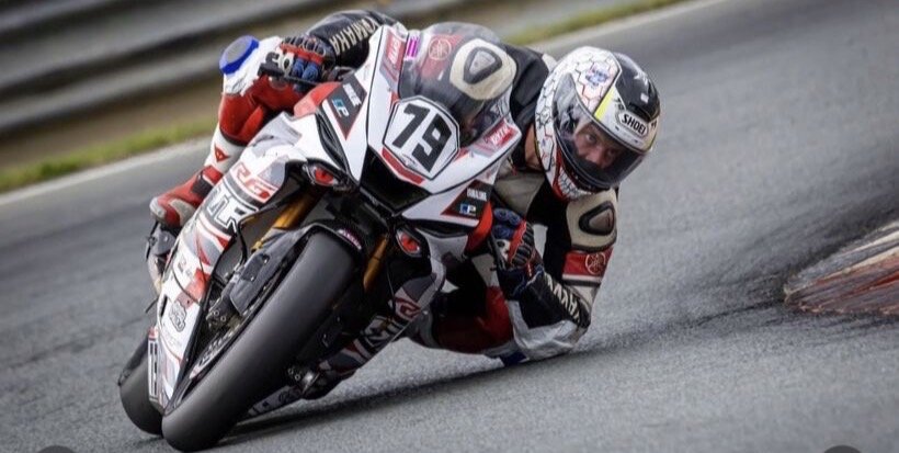 Pilote moto #79 en virage, genou au sol, Shoei — coaching mental préparation course Philippe Ciminera