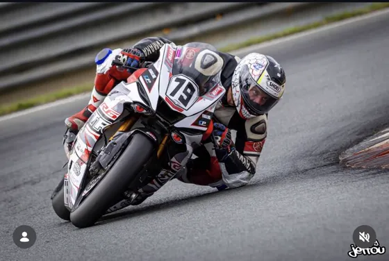 Pilote moto en action sur la piste