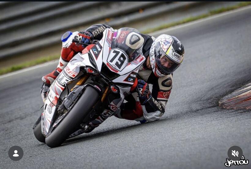 Pilote moto en action sur la piste