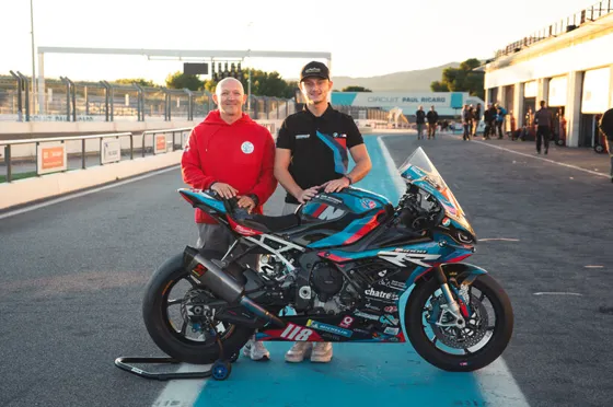 Pilote dans le couloir des stands