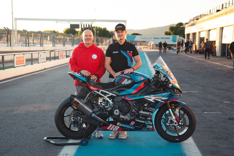 Pilote dans le couloir des stands