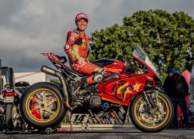 Moto avec la couronne de lauriers