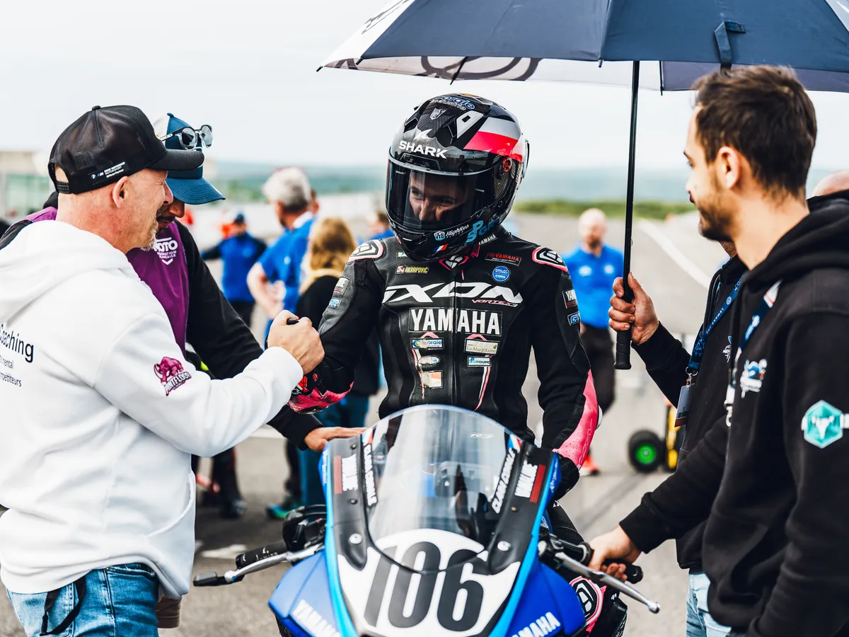 Philippe Ciminera avec un pilote sur la grille de départ, juste avant la course