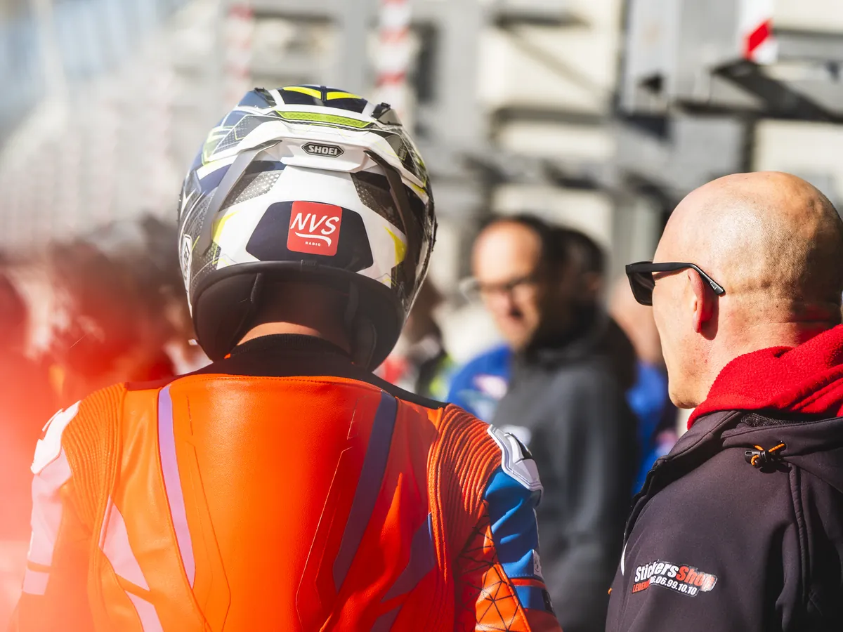 Philippe Ciminera aux côtés d'un pilote casqué, juste avant de prendre la piste