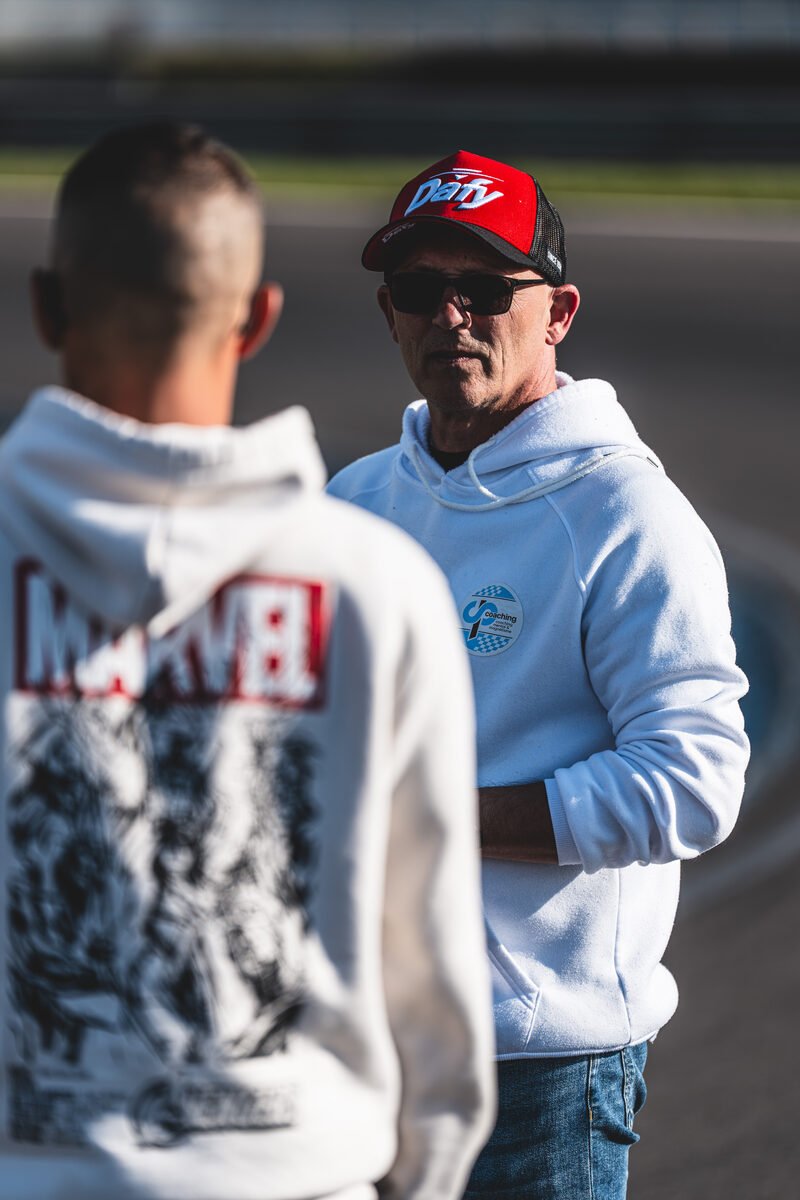 Philippe Ciminera, préparateur mental, en échange avec un pilote sur le circuit